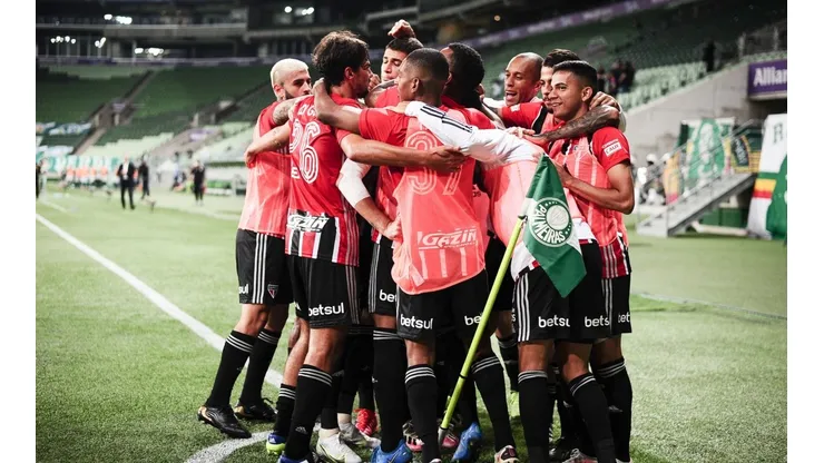 Jogadores do São Paulo festejam gol no Allianz Parque. (Foto: Fox Sports)