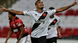 Léo Matos comemora o primeiro gol do Vasco (Foto: Thiago Ribeiro/AGIF)
