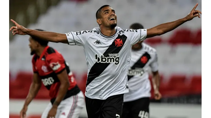Léo Matos comemora o primeiro gol do Vasco (Foto: Thiago Ribeiro/AGIF)