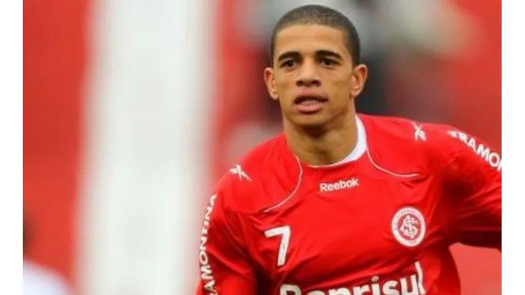 Taison ganha data para chegar a Porto Alegre