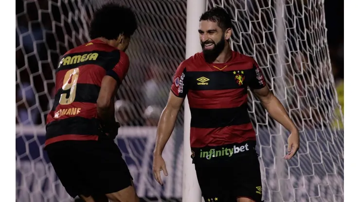 Pedro Carmona comemora gol com a camisa do Sport (Foto: Caio Falcão/AGIF)