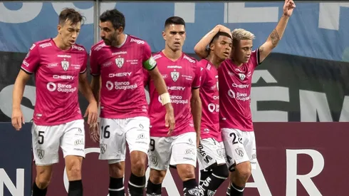 Jogadores do Independiente del Valle comemoram o gol de Ortíz (Foto: Getty Images)