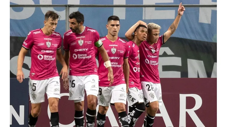 Jogadores do Independiente del Valle comemoram o gol de Ortíz (Foto: Getty Images)