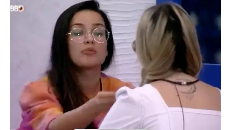 Sisters conversaram na área externa da casa (Foto: Reprodução/Globoplay)