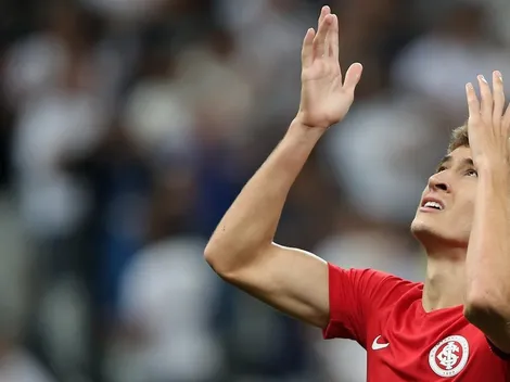 Dourado e mais 2 jogadores do Inter são vistos em aglomeração