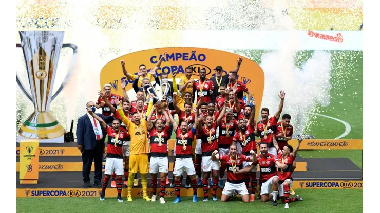 Título do Flaem cima do Palmeiras gera zoação na internet. (Foto: AGIF)