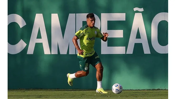 Gabriel Menino, durante treinamento, na Academia de Futebol nesta sexta-feira(9) - Foto: Cesar Greco - Sociedade Esportiva Palmeiras