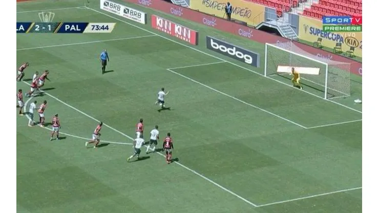 Veiga empata a partida contra o Flamengo pela Supercopa do Brasil neste domingo (11). (Foto: Reprodução TV)