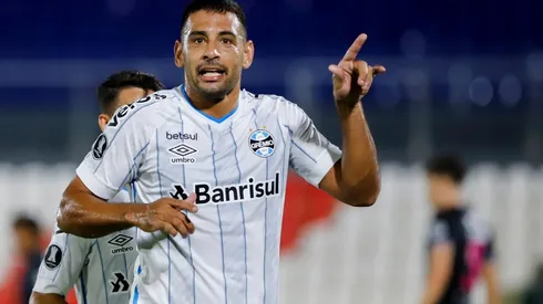 Diego Souza comemora o gol que vai dando a vitória ao Grêmio (Foto: Getty Images)
