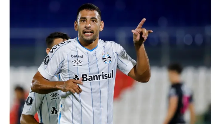 Diego Souza comemora o gol que vai dando a vitória ao Grêmio (Foto: Getty Images)
