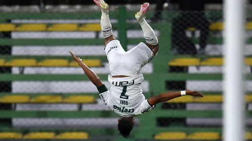 Rony comemora o gol de forma acrobática (Foto: Getty Images)