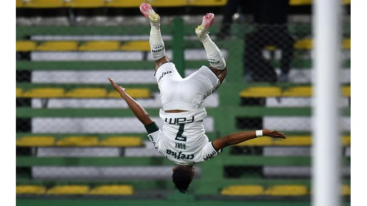Rony comemora o gol de forma acrobática (Foto: Getty Images)