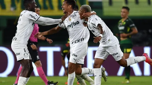 Jogadores comemoram o gol de Gustavo Scarpa (Foto: Getty Images)