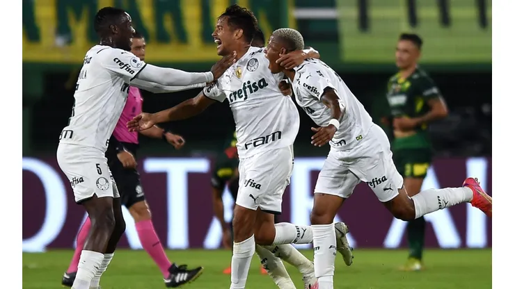 Jogadores comemoram o gol de Gustavo Scarpa (Foto: Getty Images)