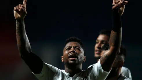 Marinho comemora gol de pênalti (Foto: Getty Images)