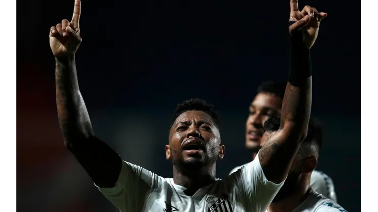 Marinho comemora gol de pênalti (Foto: Getty Images)