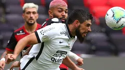 Bruno Méndez disputa bola com Gabigol, em duelo contra o Flamengo (Foto: Getty Images)