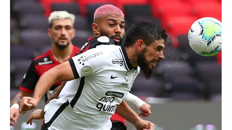 Bruno Méndez disputa bola com Gabigol, em duelo contra o Flamengo (Foto: Getty Images)
