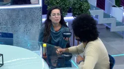 Juliette e João Luiz conversam na cozinha