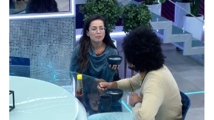 Juliette e João Luiz conversam na cozinha