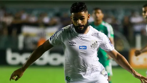 Lateral vem sendo destaque pelo rival – Foto: Fernanda Luz/AGIF.