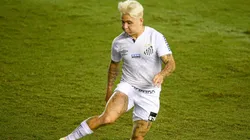 Soteldo completa duas semanas sem conseguir voltar para o Brasil e treinar com o Santos. (Foto: AGIF)