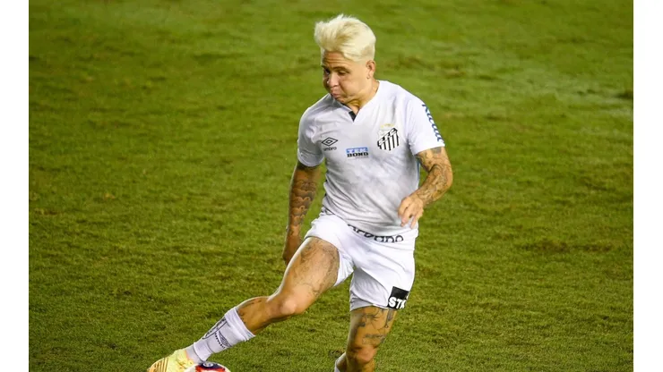 Soteldo completa duas semanas sem conseguir voltar para o Brasil e treinar com o Santos. (Foto: AGIF)