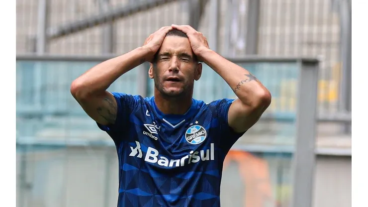 Meia teve passagem discreta pelo Grêmio - Foto: Maxi Franzoi/AGIF.