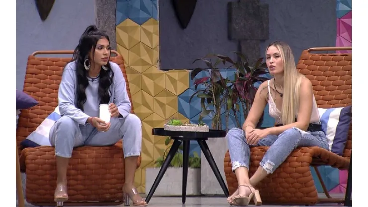 Pocah e Sarah conversaram do lado de fora da casa no BBB 21