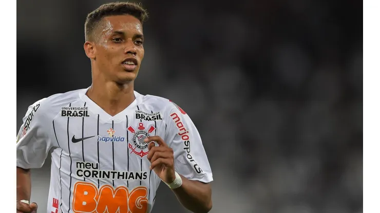 Pedrinho foi vendido por boa quantia ao Benfica - Foto: Thiago Ribeiro/AGIF.