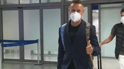 Torcida do Flamengo invade post de anúncio de Rafinha no Grêmio para criticar jogador: "mercenário". (Foto: Reprodução / RBS TV)