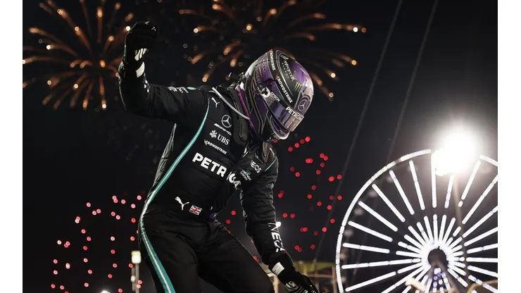 Lewis Hamilton comemora vitória no GP do Bahrein de Fórmula 1