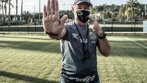 Ariel Holan no CT do Santos