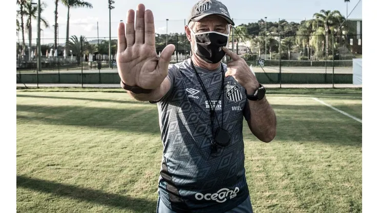 Ariel Holan no CT do Santos