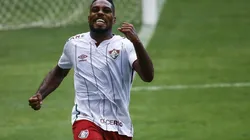 Zagueiro deve ser uma das novidades no clássico diante do Vasco (Foto: Getty Images)