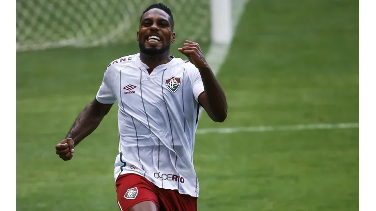 Zagueiro deve ser uma das novidades no clássico diante do Vasco (Foto: Getty Images)