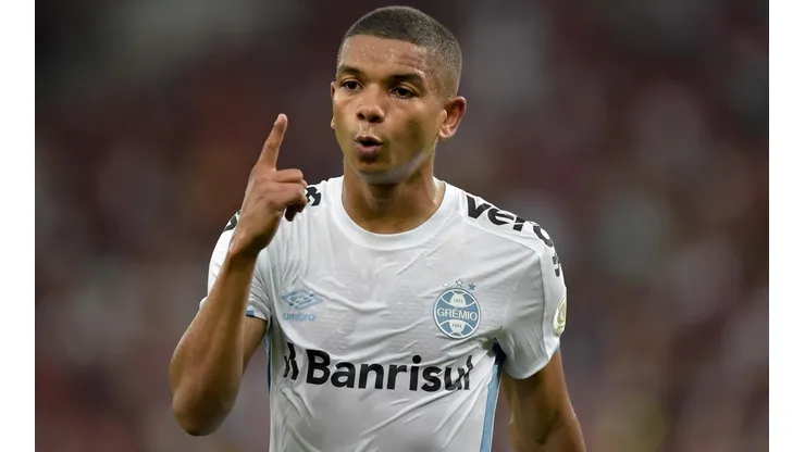 David Braz pode ser negociado pelo Tricolor - Foto: Thiago Ribeiro/AGIF.