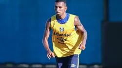 Léo Chú está suspenso e perde a vaga no ataque - Foto: Lucas Uebel/Flickr Oficial do Grêmio/Divulgação.