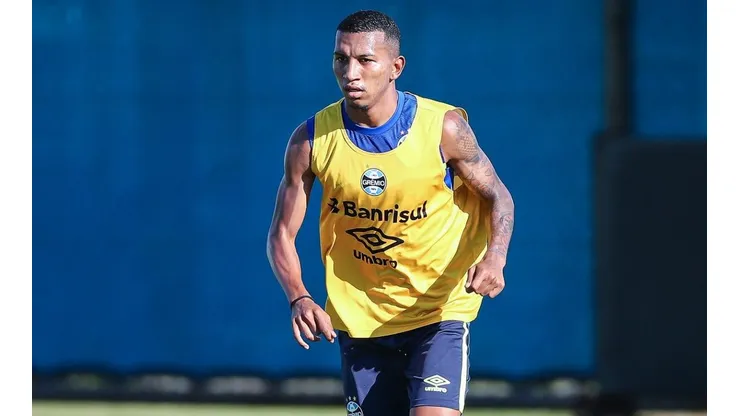 Léo Chú está suspenso e perde a vaga no ataque - Foto: Lucas Uebel/Flickr Oficial do Grêmio/Divulgação.