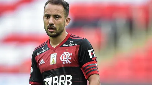 Everton Ribeiro pode ser negociado pelo Fla - Foto: Thiago Ribeiro/AGIF.