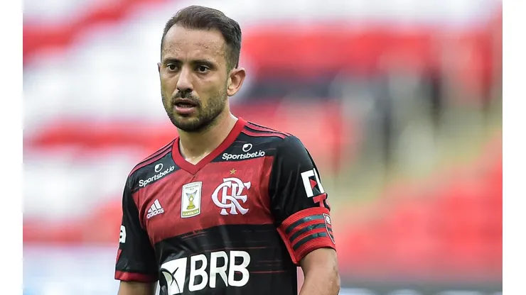 Everton Ribeiro pode ser negociado pelo Fla - Foto: Thiago Ribeiro/AGIF.