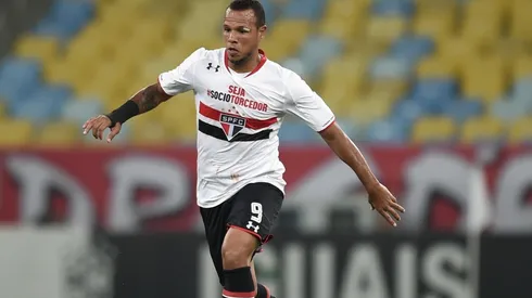 Ídolo do São Paulo, Luis Fabiano é internado em hospital com Covid-19