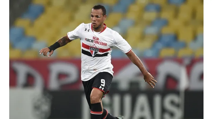 Ídolo do São Paulo, Luis Fabiano é internado em hospital com Covid-19