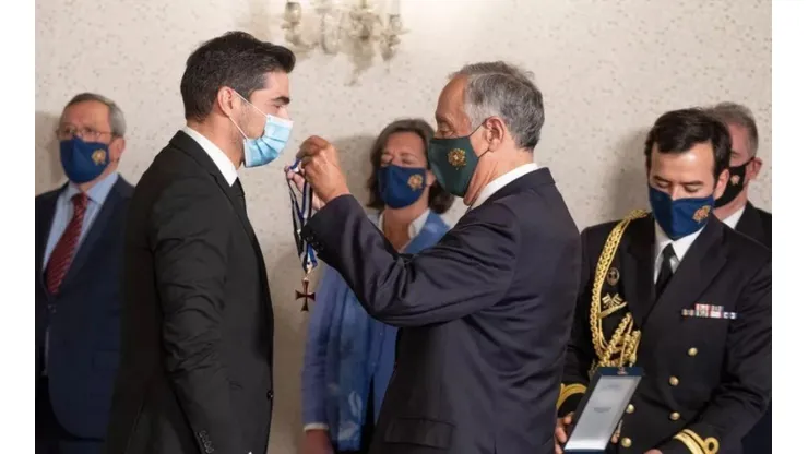 Palmeiras: Abel Ferreira ganha medalha e recebe homenagem do presidente em Portugal