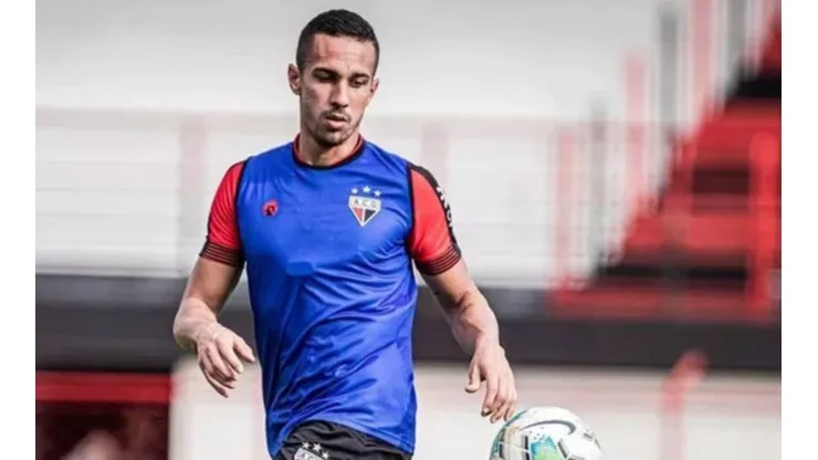 Athletico Paranaense anuncia renovação com lateral esquerdo Nicolas até 2023