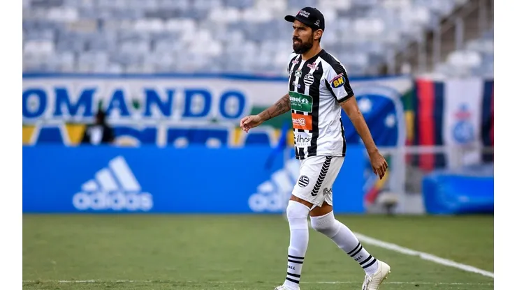 Atacante entrando em campo na partida diante do Cruzeiro (Foto: Reprodução/Twitter/Mineirão)