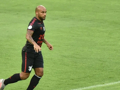 Após saída do Athletico, Jonathan vira tema no Botafogo