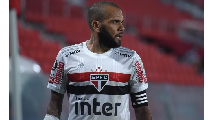 Daniel Alves respondeu a perguntas de torcedores (Foto: Getty Images)