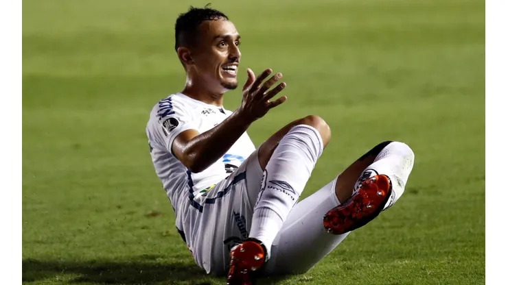 Volante sonha com retorno ao Santos (Foto: Getty Images)