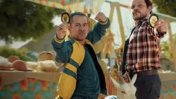 Edmilson Junior e Matheus Natchergaele em cena de "Cabras da Peste"